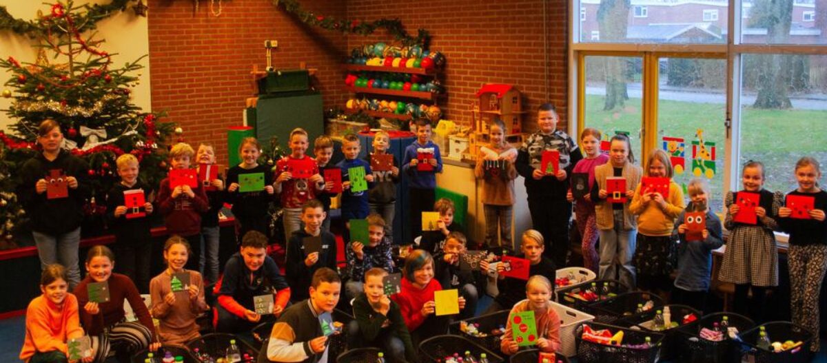 Leerlingen van obs De Anbrenge met kerstpakketten